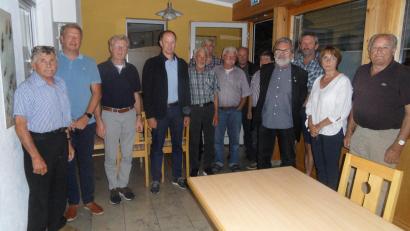 Bild: she
Die neue Vorstandschaft des OWV mit Bürgermeister Konrad Kiener (Vierter von links.) und OWV-Hauptvorsitzendem Armin Messner (Vierter von rechts).
