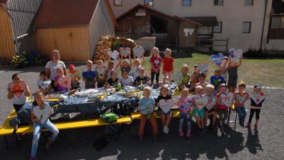 Bild: pop
Die Kinder bemalten beim Ferienprogramm Kirwaherzen. Links hinten Jugendbeauftragte Paula Weigert, die den Kurs leitete.