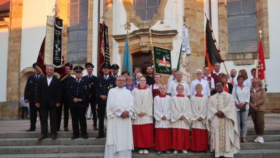 Bild: rha
Zur Festmesse zum Patrozinium der Vilsecker Pfarrkirche waren auch die Vereine mit ihren Fahnenabordnungen gekommen. Pater Robin Xavier (vorne rechts) stellte das Leben und Wirken des Heiligen Ägidius, dem die Kirche gewidmet ist, in den Mittelpunkt.