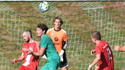 Bild: Büttner
Lange Zeit wähnte sich die SpVgg Vohenstrauß (links Sebastian Striegl) gegen den Favoriten aus Schlicht (im Bild Stefan Meisel) auf der Siegerstraße. Doch in der Nachspielzeit kassierte die Schuster-Elf noch den Ausgleich.
