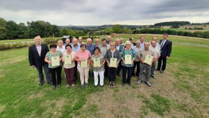 Bild: vlf Weiden, Reinhold Witt/exb
Für 50 Jahre Treue zum Verband für landwirtschaftliche Fachbildung (vlf) wurden viele ehemalige Studierenden geehrt. Mit dabei sind auch vlf-Vorsitzendem Albert Gollwitzer (ganz links) und Geschäftsführer Reinhold Witt (ganz rechts).