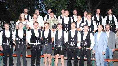 Bild:  Zimmerer-Innung Cham/exb
Über ihre Gesellenbriefe freuten sich bei der Freisprechungsfeier die Zimmerer aus dem Landkreis Amberg-Sulzbach.