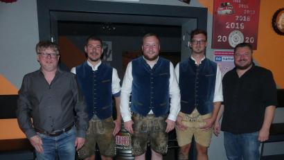 Bild: rn
Wahlleiter Michael König (links) dankt Thomas Nasser, Marvin Striefler, Sebastian Wohlrab und Siegfried Zimmermann (von rechts) für die Übernahme von Funktionen der Vereinsführung.