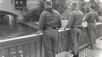Archivbild: Petra Hartl
Experten der Polizei, darunter auch Taucher, untersuchten vor 27 Jahren die Vils. Im Amberger Stadtgraben hatten die Täter den schwer misshandelten Klaus-Peter Beer ins Wasser geworfen.