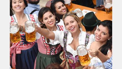 Bild: Tobias Hase/dpa
Das Tracht ist fast schon Pflicht: Dirndl und Lederhosen sind bei den Volksfesten in Bayern sehr beliebt - und das scheint zum Dogma zu werden.