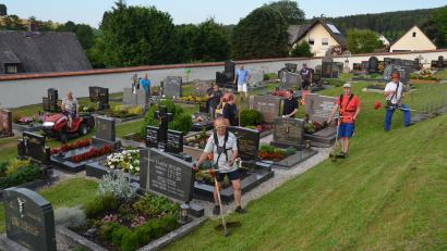 Bild: dob
Wenn die Männer mindesten sieben Mal im Jahr mit ihren Geräten auf dem Friedhofsgelände anrücken, dann ist reges Treiben zu beobachten. Jeder Handgriff sitzt. Dekan Alexander Hösl (Mitte, Zweiter von rechts) weiß die Arbeit des Helferstabs sehr zu schätzen.
