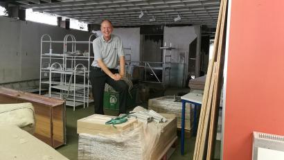 Bild: Portner
Siegfried Rossmann ist dabei, die Einrichtung des früheren Haushaltswarengeschäfts in der Nabburger Straße auszuräumen. Während ein Regal aus der Porzellanabteilung als Kulisse für ein RTL-Fernsehprojekt dient, landet das meiste beim Entsorger.