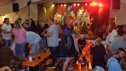 Bild: mab
Mit der Partyband „Wöidarawöll“ herrschte beste Kirwagaudi im Festzelt am Schlosspark.