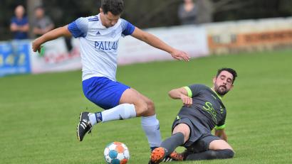 Bild: Büttner
In einer intensiven Begegnung brachten Michael Herrmann (links) und die SpVgg Schirmitz dem bisherigen Spitzenreiter SV Kohlberg (im Bild Michael Baumann) die erste Saisonniederlage bei.