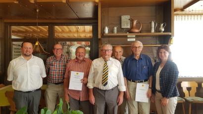 Bild: wku
Ehrungen und Neuwahlen gab es beim Motorsportclub Königstein. Von links das Vorstandsmitglied des ADAC Nordbayern, Rene Schymura, Johann Deinzer, Wolfgang Meiler, Vorsitzender Wolfgang Strobel, Erwin Blendinger, Franz Grötsch und Zweite Bürgermeisterin Doris Lehnerer.