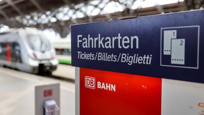 Bild: Jan Woitas/dpa/Symbolbild
Ein Fahrkartenautomat der Deutschen Bahn steht an einem Bahnhof.