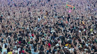 Bild: Daniel Karmann/dpa
Bei dem Open-Air-Festival waren erstmals spezielle Teams auf dem Gelände unterwegs, um unter anderem Denkanstöße zu Sexismus zu geben, wie es hieß.