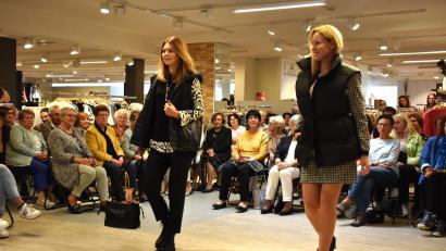 Bild: ubb
Begeistert schauten gut 200 Gäste in zwei Durchläufen bei der Modenschau zu. Gedeckte Farben und jede Menge kuschelige Jacken aus pflegeleichten Stoffen sind in diesem Modeherbst der angesagte Renner.