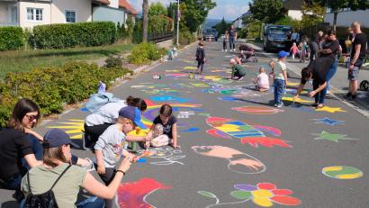 Bild: do
Mit der Einladung zu einem Straßenmalen sorgten CSU, FU und JU im Rahmen des städtischen Kinderferienprogramms für Abwechslung