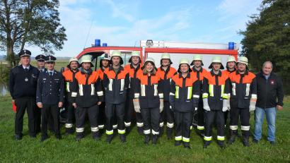 Bild: jr
Keine Probleme hatten am Samstagvormittag zwei Gruppen der Feuerwehr Pechofen mit den Anforderungen des Leistungsabzeichens „Löschangriff Wasser“. Zum erfolgreichen Absolvieren gratulierten (von links) die Kreisbrandmeister Wolfgang Wedlich, Günther Fachtan und Christian Sirtl sowie Ausbilder und Kommandant Thomas Zintl. Rechts im Bild Dritter Bürgermeister und Ehrenvorsitzender der Feuerwehr, Josef Schwägerl.