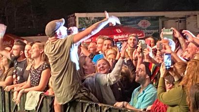 Bild: Wilhelm Amann
Christopher Seiler springt mittendrin runter von der Bühne und sucht den direkten Draht zu seinem Publikum, das ihn vorne an der Absperrung bejubelt.