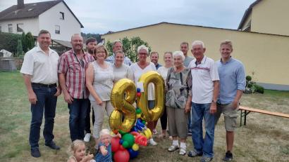 Bild: bey
Emilie Plachta feierte am 3. September ihren 80. Geburtstag. Am Sonntag traf sich die Familie zur großen Geburtstagsfeier. Die goldene "80" ließ keinen Zweifel daran, welches Jubiläum gefeiert wird. Emilie Plachta (3. von rechts) freute sich mit Ehemann Klaus (2. von rechts) besonders über das musikalische Geburtstagsgeschenk der Stadtkapelle Pleystein.