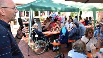 Bild: Stephan Huber
Lebenshilfe-Vorsitzender Eduard Freisinger eröffnete das Sommerfest zum Jubiläum der Jura-Wohnstätten in Amberg.