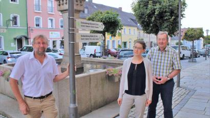 Bild: Stadt Kemnath/exb
Am Kemnather Stadtplatz begutachteten Zweiter Bürgermeister Hermann Schraml, Naturpark-Geschäftsführerin Elisabeth Frank und Projektleiter Rudi Ehstand (von links) die neuen Schilder.