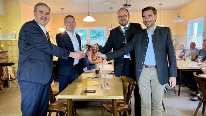 Bild: Eichl
Die CSU schickt den Fraktionssprecher im Gemeinderat, Johannes Kett (Zweiter von links), ins Rennen um das Bürgermeisteramt; darauf stoßen der Zweite Bürgermeister Karl Völkl, Landrat Andreas Meier und MdL Stephan Oetzinger an (von links).