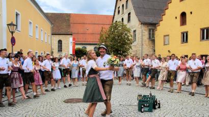 Bild: bjo
Einen Ehrenwalzer tanzt das neue Schmidmühlener Oberkirwapaar Elias Graf und Caroline Wittmann.