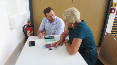 Bild: jzk
Als versierter Fachmann erwies sich IT-Experte Jürgen Blumberg beim Techniknachmittag im Foyer der Mehrzweckhalle.