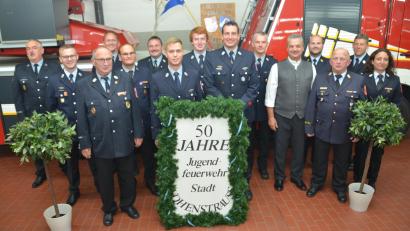 Bild: dob
Alle Jugendwarte der bisherigen über 50 jährigen Geschichte der Stadt Vohenstrauß stellten sich mit Ehrenkommandant und erstem Jugendwart Werner Hofmann (vorne, links) zu einem Erinnerungsfoto zusammen. Es wird in die Geschichtsbücher der Wehr eingehen und spätere Jugendwarte immer an die großartige Leistung ihrer Vorgänger erinnern. Bürgermeister Andreas Wutzlhofer (Fünfter von rechts) und die gesamte Kreisfeuerwehrführung mit Kreisbrandrat Marco Saller (Vierter von rechts) an der Spitze gratulierten zu diesem Jubiläum.