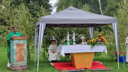 Bild: Alexander Hecht/exb
Pfarrer Julius Johnrose feierte einen Feldgottesdienst für verstorbene Mitglieder der Ortsvereine Pullenreuth.