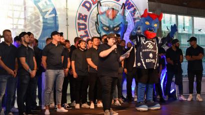 Bild: Gebert
Die Spieler der Blue Devils zusammen mit Moderator Christian Kaminsky und dem neuen Maskottchen auf der Bühne.