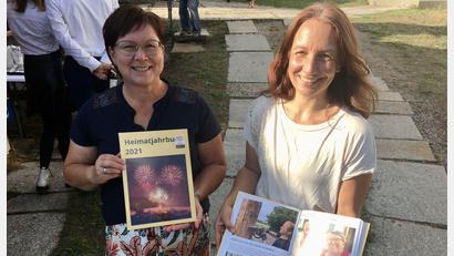 Bild: gri
Christa Schlagenhaufer (links) und Ute Beigel von der Pfarrbücherei Wutschdorf mit dem neuen Heimatjahrbuch 2021.