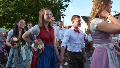 Bild: wfe
Wenige Sekunden nach diesem Schnappschuss standen Nicole Spieß (rotes Dirndl) und Daniel Dehling als Oberkirwapaar in Edelsfeld fest.