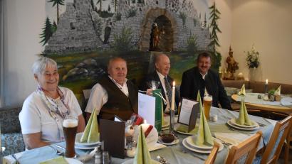 Bild: Stadt Schönsee/exb
Auch Bürgermeister Reinhard Kreuzer (rechts) gratulierte (von links) Helga und Siegfried Maier zur Diamantenen Hochzeit.