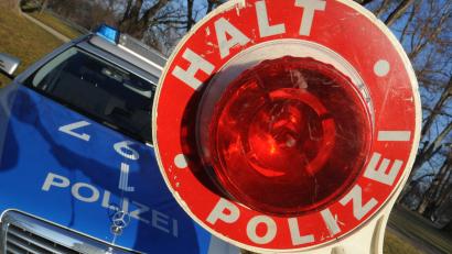 Bild: Franziska Kraufmann/dpa
Die Polizei kontrollierte am Samstagabend im Gemeindegebiet von Pechbrunn einen Autofahrer. Der Atemalkoholtest zeigte einen Wert von mehr als 1,1 Promille an.