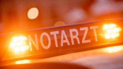 Symbolbild: Lino Mirgeler/dpa/
Ein Dachschild mit der Aufschrift "Notarzt" steht auf einem Einsatzwagen eines Notarztes.