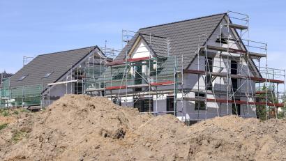 Symbolbild: Jan Woitas
Viele können sich kein eigenes Einfamilienhaus mehr leisten. Nach dem rapiden Anstieg der Bauzinsen sehen Experten eine Atempause für Bauherren und Immobilienkäufer.