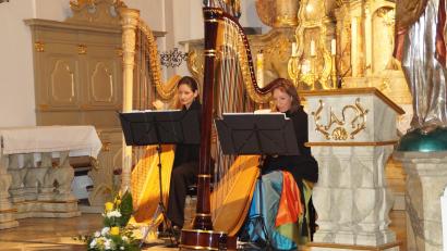 Archivbild: wel
Johanna und Veronika Ponzer, die bereits im vergangenen Jahr in der Pfarrkirche Oberviechtach aufgetreten sind, beenden das Jahresprogramm der Freunde der Kunst in der Kirche St. Martin in Niedermurach mit einem Adventskonzert