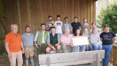 Bild: fvo
Die Oberbernriether Dorfjugend spendet 1000 Euro an kranke Kinder. Im Bild: links Georg Schmidbauer, daneben die Hulzstousboum und (vorne, Mitte) Herbert Putzer.