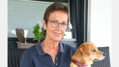 Bild: Andreas Godawa/fph
Kerstin Janke (mit Hündin Leni vor ihrem Haus in Waldershof) sieht optimistisch in die Zukunft.