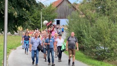 Bild: M. Klier /exb
Betend ziehen die Gläubigen von Michldorf nach Luhe auf den Koppelberg in die Nikolauskirche.