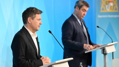 Archivbild: Tobias Hase
Robert Habeck (Bündnis 90/Die Grünen - links), Bundesminister für Wirtschaft und Klimaschutz, und Markus Söder (CSU), Ministerpräsident von Bayern auf einer Pressekonferenz.
