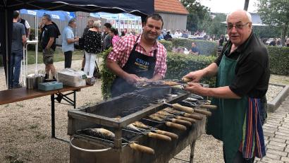 Bild: krb
Wie in jedem Jahr waren die gegrillten Forellen von Bernhard Weiß ein Renner. Zusammen mit Jürgen Trescher hatte er alle Hände voll zu tun um der regen Nachfrage nachzukommen