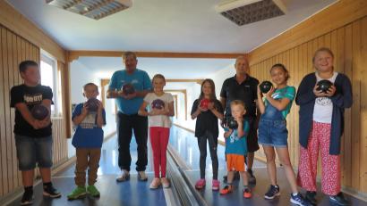 Bild: jzk
Geduldig gaben die beiden SKC-Vorsitzenden Johann Sertl und Erhard Binner (hinten von links) den Mädchen und Buben praktische Tipps zum Kegelsport.