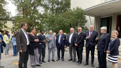 Bild: Reichl/exb
Beim lockeren Kennenlernen auf dem Kirchplatz von St. Elisabeth begrüßen Gläubige und Geistliche den neuen Pfarrer Thomas Jeschner (Zweiter von rechts). Bürgermeister Lothar Höher (Dritter von rechts) hieß den Bischöflich Geistlichen Rat ebenfalls in Weiden willkommen.