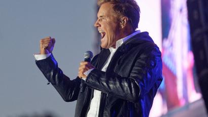 Bild: Henning Kaiser/dpa
Der Sänger Dieter Bohlen steht beim Schlager-Event "Lieblingslieder" in der Rheinaue in Bonn auf der Bühne.