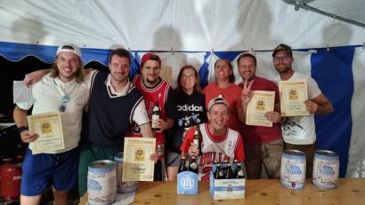 Bild: bey
Die Siegerehrung beim ersten "Tennis-Beer-Pong" verlief nach vielen spannenden Spielen und einem noch spannenderem Finale recht lustig.