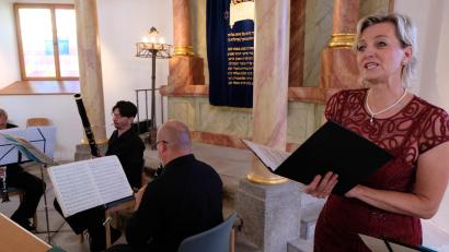 Bild: le
Zu begeistern wusste das Prager Mozart Trio mit Mezzosopranistin Sylva Cmugrova (rechts) in der Musikreihe der Pilsener Region Musik in den Synagogen in Floß.