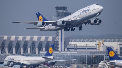 Bild: Boris Roessler
Die Flugzeuge der Lufthansa fliegen vorerst weiter. Piloten und Fluggesellschaft haben einen erneuten Streik abgewendet.