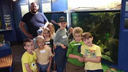 Bild: Herta Zölch/exb
Die Mädchen und Buben beim Füttern der Fische im Aquarienraum mit Fischpfleger Christoph Kick (hinten links).