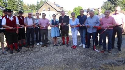 Bild: hka
Das Band ist zerschnitten: Eine symbolische Geste von Bürgermeister Michael Göth beim Empfang für die Kirwaleut' und weitere Gäste an der Hammerphilippsburg.