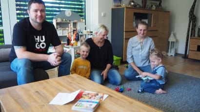 Bild: bl
Matthias und Steffi Hafenrichter (von links mit Sohn Johannes) haben turbulente Zeiten hinter sich und über Monate ihr Wohnzimmer mit Fremden geteilt. Ihr Engagement für Geflüchtete wie Yuliia Kurhak (rechts) und Tochter Yeva sowie eine weitere Familie aus der Ukraine wollen sie aber nicht missen.